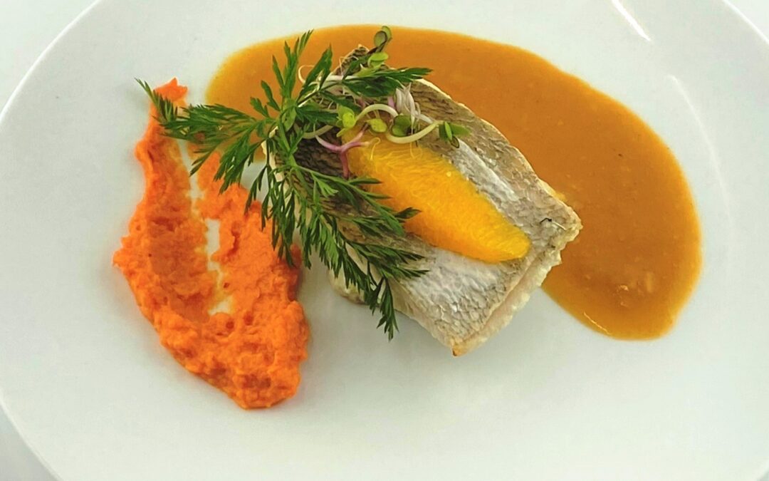 Filet de sandre au coulis de crustacés à l’orange, tapenade « maison » de carotte bio