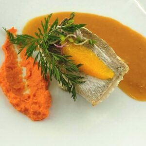 Filet de sandre au coulis de crustacés à l’orange, tapenade "maison" de carotte bio