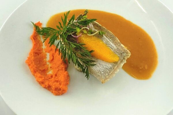 Filet de sandre au coulis de crustacés à l’orange, tapenade "maison" de carotte bio