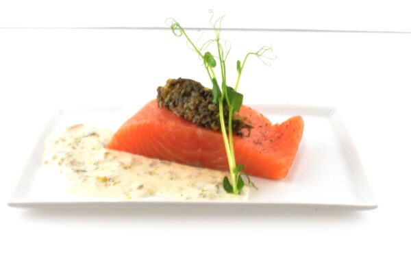 Filet de saumon à  la vapeur, tartare d'algues, sauce iodée