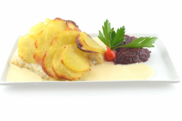 Dos de dorade en écaille de pomme de terre, condiment à la betterave et gingembre