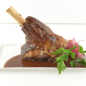Souris d’agneau fondante basse température, essence de sapin et jus au pignon de pin