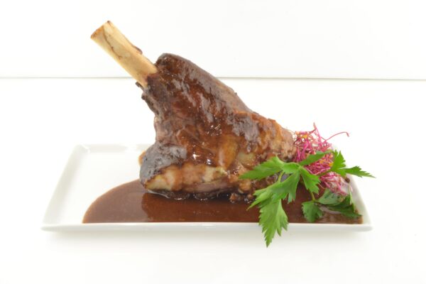 Souris d’agneau fondante basse température, essence de sapin et jus au pignon de pin