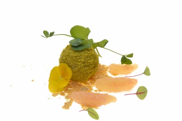 Cromesquis d'avocat et crevettes, pistache et suprême d'agrumes