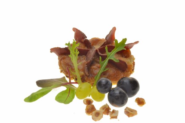 Tarte fine de magret fumé, façon tatin, bouquet de jeunes pousses