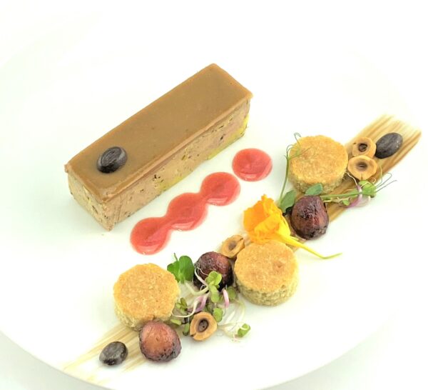 Foie gras de canard, comme un opéra, farandole de billes de pommes aux épices